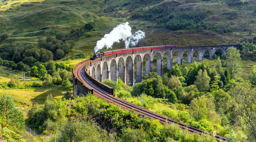 Exploring Charming Coastal Towns in the UK by Train